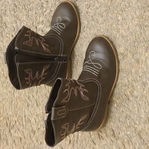 Boots size 1